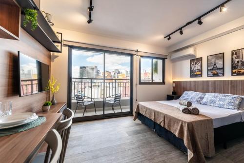 En eller flere senge i et værelse på Studio Novo com Piscina e Metrô ao lado