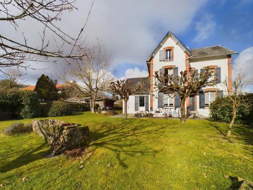 MarcolèsにあるMaison Valentineの緑の芝生のある広い庭のある家