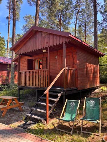 a small cabin with two chairs and a table at Perła in Stegna
