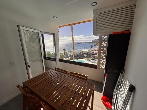 Una habitación con una mesa y vista al mar. en Luxury Ocean View Patalavaca Apartment, en Patalavaca