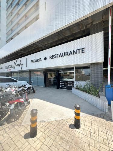 a parking lot in front of a building at Stúdio, piscina, bicicleta, churrasqueira, restaurante, espaço gourmet, ar central in Maceió