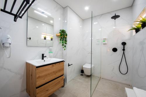 ローレにあるQuinta do Moinhoのシャワー、洗面台、トイレ付きのバスルーム
