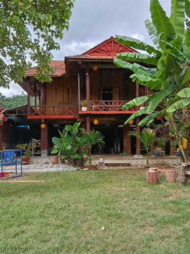 a house with a red roof at Coffee Homestay A Vũ in Kon Cho Dri