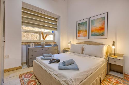 Postel nebo postele na pokoji v ubytování Charming and cosy maisonette in Sliema RABE1-1