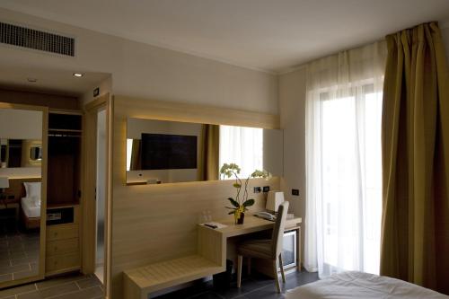 A television and/or entertainment centre at Hotel Resort Villa Luisa & Spa