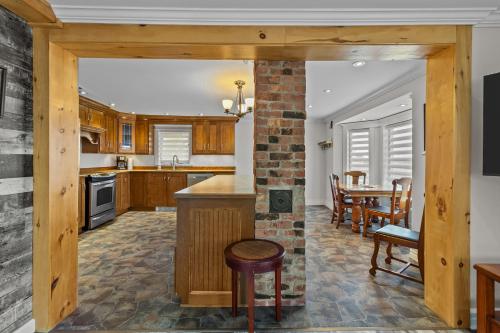 Kuchyň nebo kuchyňský kout v ubytování Signal Hill Getaway 2br Parking