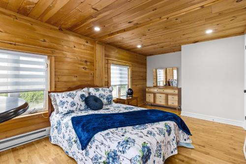 Postel nebo postele na pokoji v ubytování Signal Hill Getaway 2br Parking