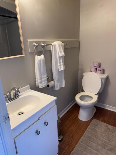 O baie la Elizabeth Ave Apartments - Loft Apartment