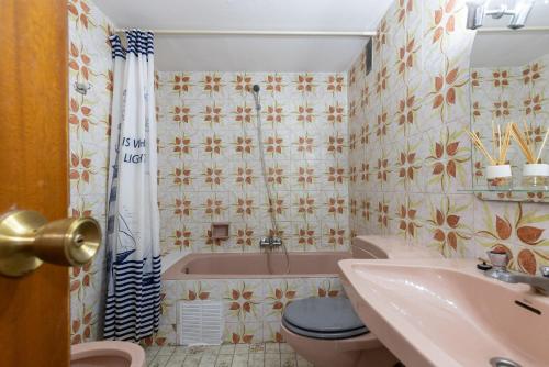 サロウにあるApartamento ANAGABU 5 Only Familiesの洗面台、トイレ、浴槽を備えたバスルーム