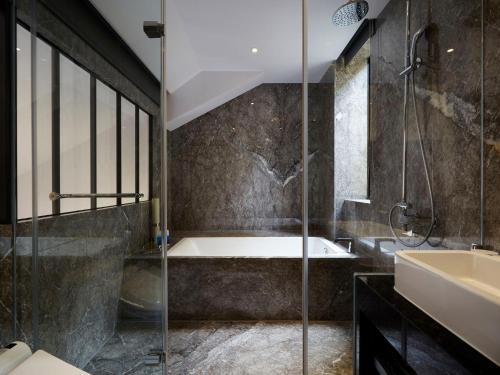 Bilik mandi di Tango Inn Taipei Jihe