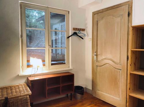 a room with a window and a wooden door at Chambre privée pour routard dans un appartement partagé in Strasbourg