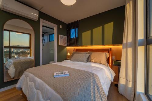 Katil atau katil-katil dalam bilik di EDIFICIO UP - Loft próximo a Vila Germânica e FURB com vaga.