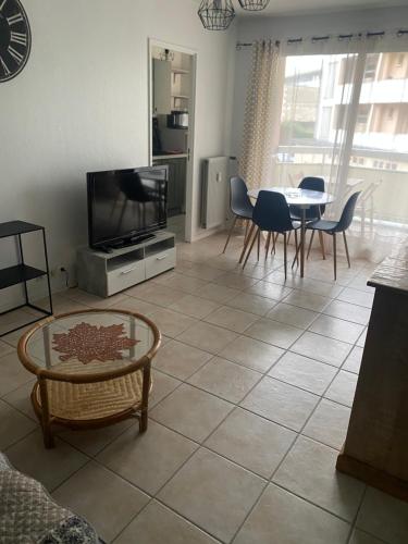 Kuchyň nebo kuchyňský kout v ubytování Au cœur du centre ville avec parking privé balcon et wifi