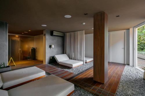 a living room with two beds and a couch at Flat Wish Serrano by Achei Gramado in Gramado