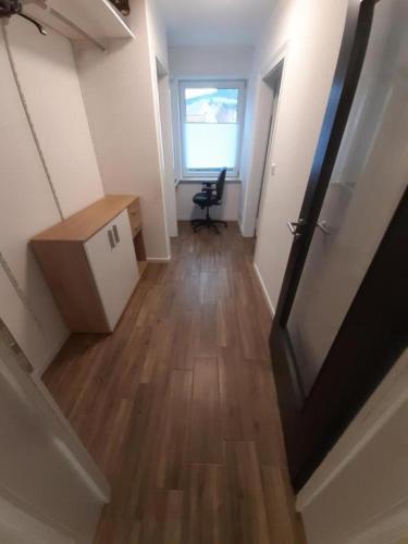 a room with a hallway with a desk and a window at Erdgeschoss 75 m2 Großer Parkplatz WLAN Terrasse 30 m2 Übernachtung Unterkunft in Talheim