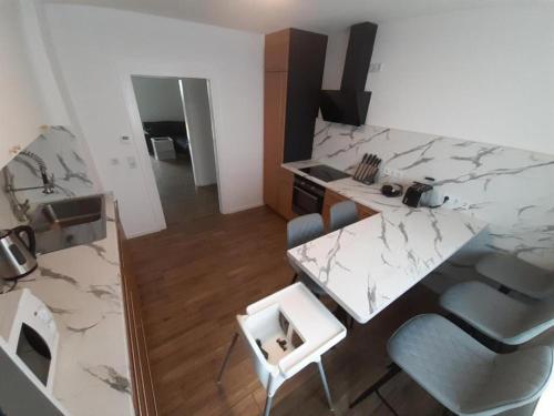 a kitchen with a table and chairs in a room at Erdgeschoss 75 m2 Großer Parkplatz WLAN Terrasse 30 m2 Übernachtung Unterkunft in Talheim
