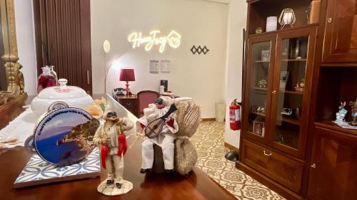 Una habitación con dos figuras y un espejo sobre una mesa. en Home Jocy Apartment with Free Parking, en Castellammare di Stabia