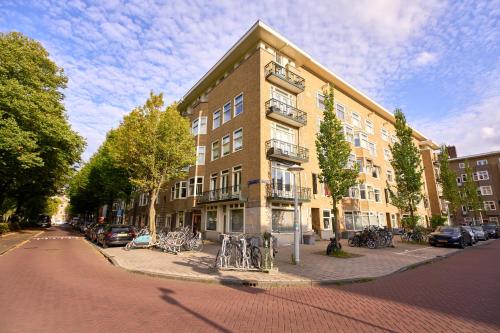 een gebouw met buiten geparkeerde fietsen op straat bij Olympic's Little Palace in Amsterdam