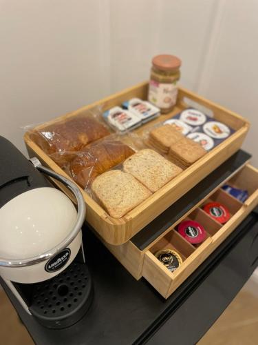 un vassoio di pane e dolci su un bancone di Fronte Reggia Apartment a Caserta