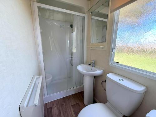 Ένα μπάνιο στο Lovely Caravan With Free Wi-Fi At Broadland Sands Park, Suffolk Ref 20020Bs