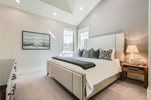 ein Schlafzimmer mit einem großen Bett und einem Fenster in der Unterkunft Old Town Ski-inout Hot Tub Walk To Main St in Park City
