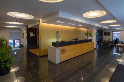 a lobby with a statue in the middle of a building at Hotel Alecrim in Fátima