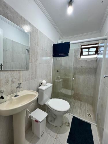 a bathroom with a toilet and a sink and a shower at Apartamento Central 2 quartos e 2 banheiros, perto shopping in Juazeiro