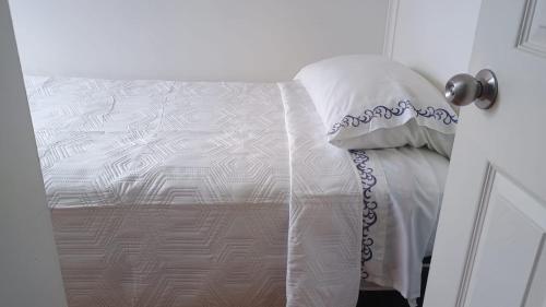 Ein Bett oder Betten in einem Zimmer der Unterkunft Departamentos Egaña