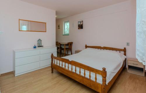 Ένα ή περισσότερα κρεβάτια σε δωμάτιο στο Cozy Apartment In Zukve