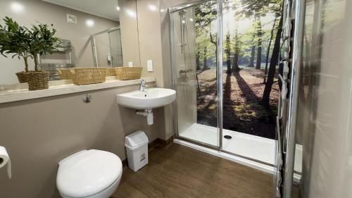 Ένα μπάνιο στο The Tummel Lodge with Hot Tub in Crieff