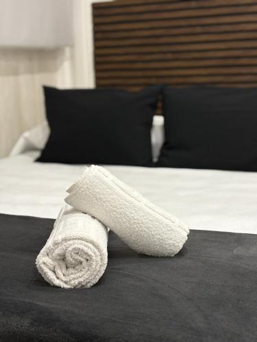 a towel sitting on top of a bed at Apartamento Portisol in El Portil