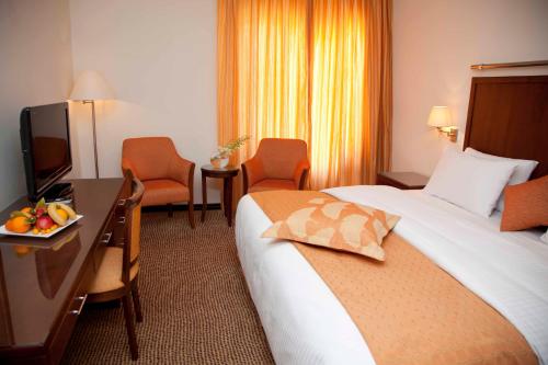 Postel nebo postele na pokoji v ubytování Petra Guest House Hotel