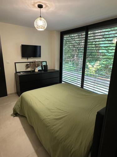 Кровать или кровати в номере Garden secret