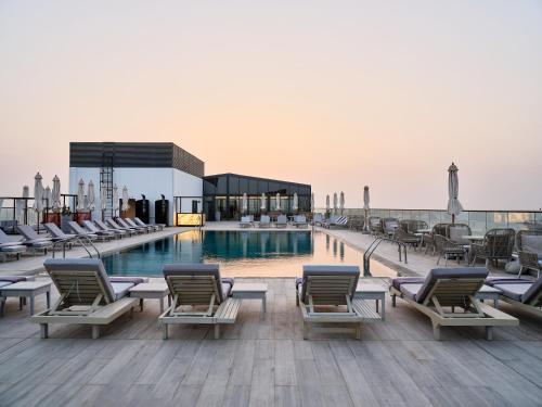 Piscina en o cerca de Arabella Beach Hotel Kuwait, Vignette Collection by IHG