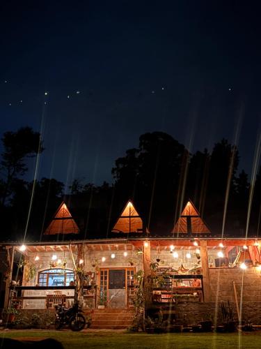 マイリポランにあるEco-Refúgio Cantareiraの夜間灯が灯る建物