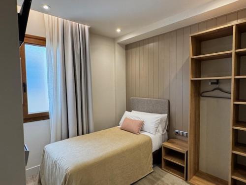 Ένα ή περισσότερα κρεβάτια σε δωμάτιο στο Hotel Vélez