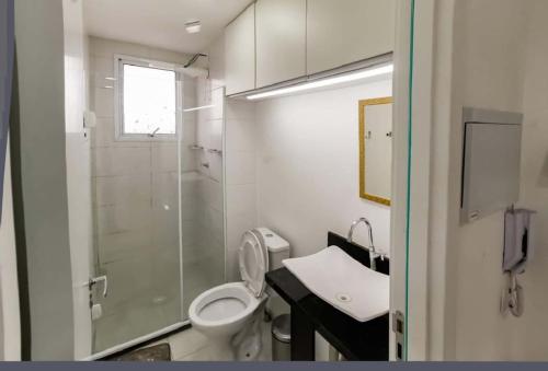 Un baño con inodoro, lavabo y ducha. en Apartment in Morumbi, en São Paulo