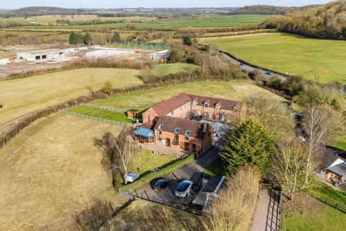 Countryside Hot Tub Games Area في Bunny: اطلالة جوية على بيت في ميدان