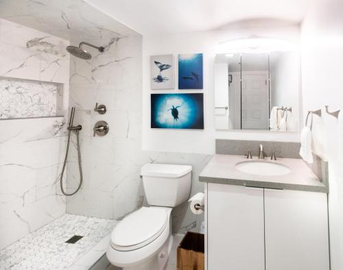 un bagno bianco con un water e un lavandino di Waikiki Condo - FREE Parking, King Bed! a Honolulu