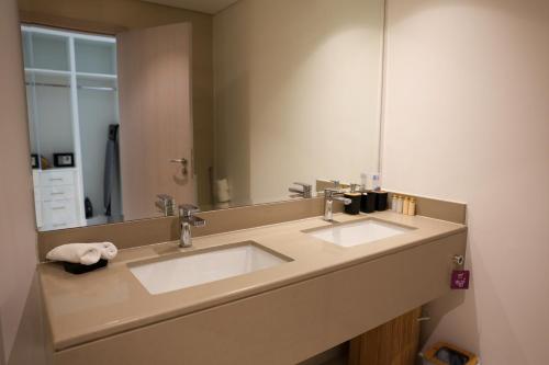 Koupelna v ubytování Lavish 2 BHK in Yas Island near Ferrari world and Sea world