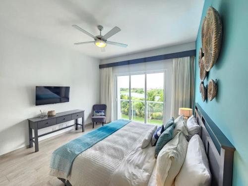 Postel nebo postele na pokoji v ubytování 2BR Beach Condo • Prime Location Across Hard Rock