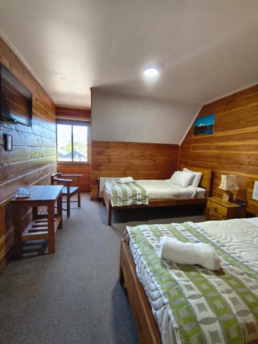 Ένα ή περισσότερα κρεβάτια σε δωμάτιο στο Alpes Hotel