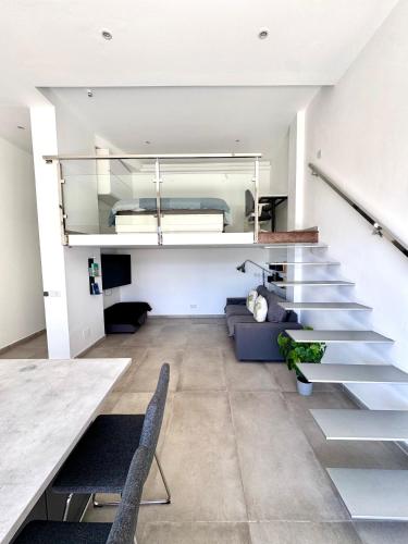 Camera con scale che conducono a un letto a soppalco. di Casa Felipe 4 ad Adeje
