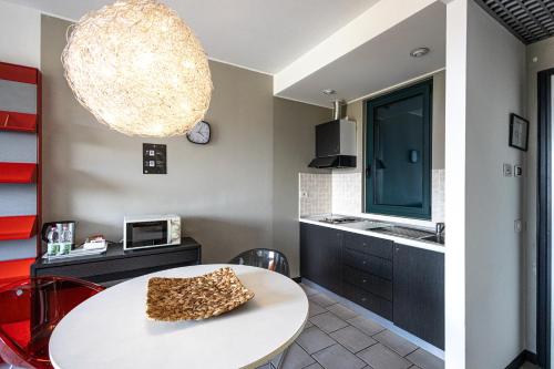 Η κουζίνα ή μικρή κουζίνα στο CasAlbergo - Superior Lake Apartments by LVG Hotel Collection