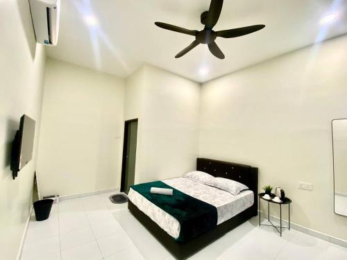 Un dormitorio con una cama y un ventilador de techo. en AZ Roomstay Pendang, en Pendang