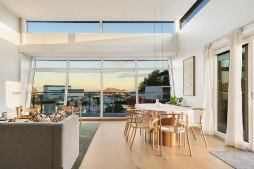 Posezení v ubytování Seaview and private roof top terrace with jacuzzi in Lofoten