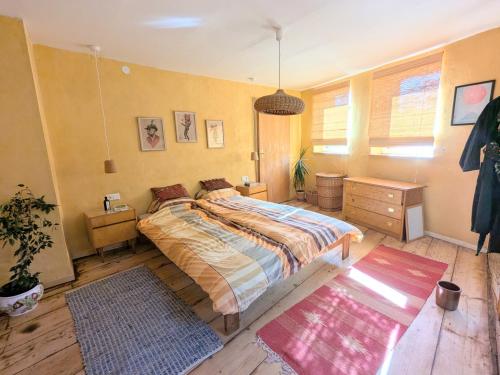 een slaapkamer met een groot bed en een tapijt bij Ferienhaus Glockenklang in Sangerhausen