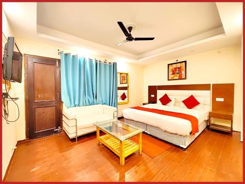 Postel nebo postele na pokoji v ubytování Mall Road Hotel Orchid Nainital Near Naini lake - A Luxury Family Cottage with Wifi - Restaurant - Parking Available - Top Rated Hotel In Nainital - Book Now