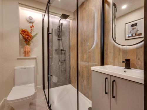 セドバーグにある7 Bed in Sedbergh 93325のシャワー、トイレ、洗面台を備えたバスルーム