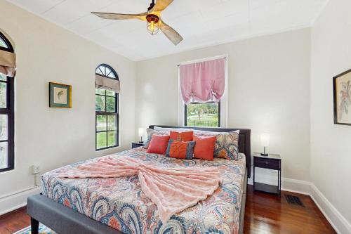 a bedroom with a bed and a ceiling fan at Casa Castillo in Sebring